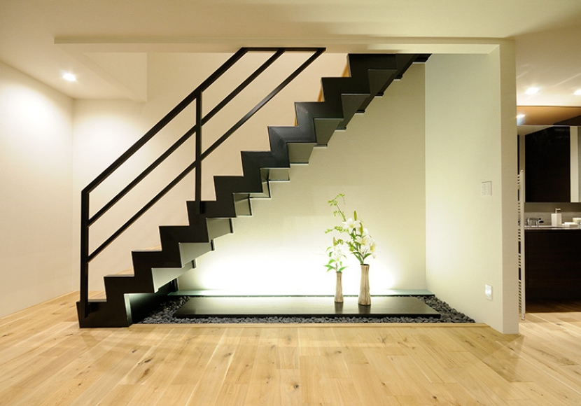 ４．稲妻階段が印象的な玄関ホール