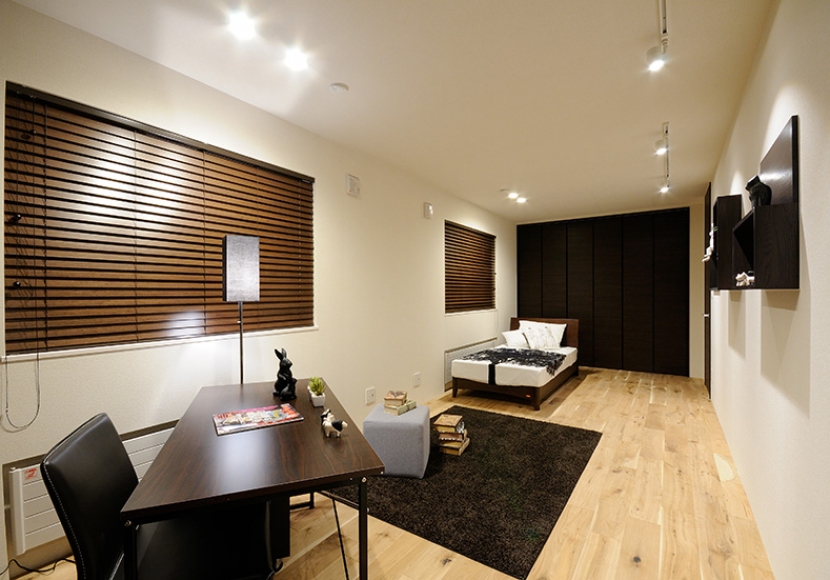 ７．バンブーブラインドを使用した洋室