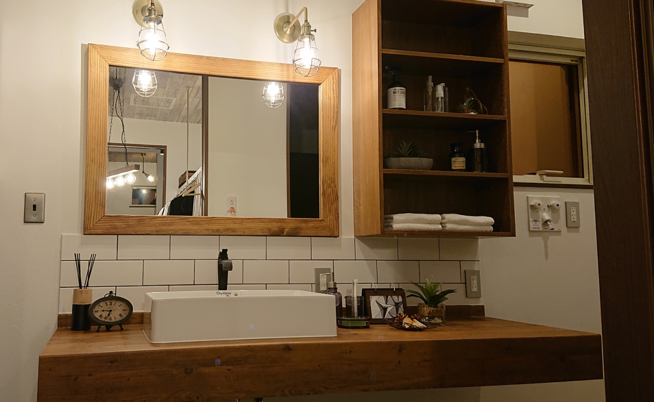 洗面台の鏡は造り付けです