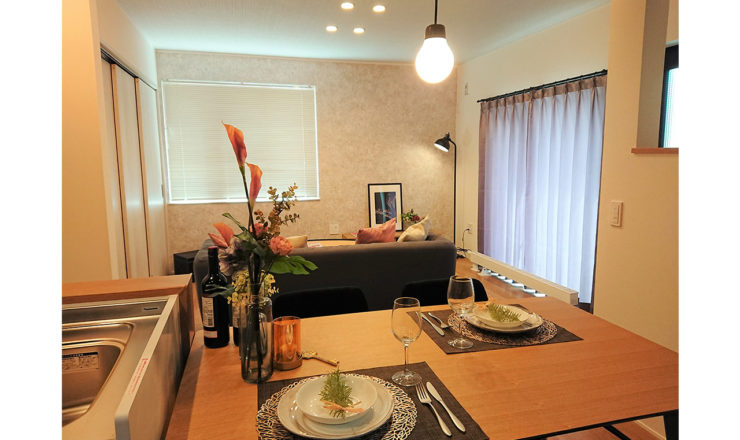 旭川のインテリアコーディネートはインテリアコーディネーター旭川の株式会社 彩暮にお任せください。店舗は旭川市4・5仲通りの道北振興さんの隣に、設計事務所とカーテンショールームを併設しています。カーテン工事、リフォーム、新築、イノベーション、工務店さんから一般のお客さま承ります。インテリアコーディネーター彩暮はカーテンプランから家具、リフォーム新築に対応いたします。住まいのお悩みはお気軽にご相談ください。