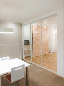 旭川のインテリアコーディネートはインテリアコーディネーター旭川の株式会社 彩暮にお任せください。店舗は旭川市4・5仲通りの道北振興さんの隣に、設計事務所とカーテンショールームを併設しています。カーテン工事、リフォーム、新築、イノベーション、工務店さんから一般のお客さま承ります。インテリアコーディネーター彩暮はカーテンプランから家具、リフォーム新築に対応いたします。住まいのお悩みはお気軽にご相談ください。