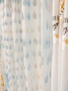 旭川のインテリアコーディネートはインテリアコーディネーター旭川の株式会社 彩暮にお任せください。店舗は旭川市4・5仲通りの道北振興さんの隣に、設計事務所とカーテンショールームを併設しています。カーテン工事、リフォーム、新築、イノベーション、工務店さんから一般のお客さま承ります。インテリアコーディネーター彩暮はカーテンプランから家具、リフォーム新築に対応いたします。住まいのお悩みはお気軽にご相談ください。