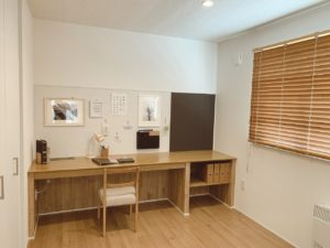 旭川のインテリアコーディネートはインテリアコーディネーター旭川の株式会社 彩暮にお任せください。店舗は旭川市4・5仲通りの道北振興さんの隣に、設計事務所とカーテンショールームを併設しています。カーテン工事、リフォーム、新築、イノベーション、工務店さんから一般のお客さま承ります。インテリアコーディネーター彩暮はカーテンプランから家具、リフォーム新築に対応いたします。住まいのお悩みはお気軽にご相談ください。