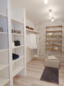 旭川のインテリアコーディネートはインテリアコーディネーター旭川の株式会社 彩暮にお任せください。店舗は旭川市4・5仲通りの道北振興さんの隣に、設計事務所とカーテンショールームを併設しています。カーテン工事、リフォーム、新築、イノベーション、工務店さんから一般のお客さま承ります。インテリアコーディネーター彩暮はカーテンプランから家具、リフォーム新築に対応いたします。住まいのお悩みはお気軽にご相談ください。