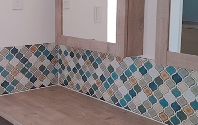 旭川のインテリアコーディネートはインテリアコーディネーター旭川の株式会社 彩暮にお任せください。店舗は旭川市4・5仲通りの道北振興さんの隣に、設計事務所とカーテンショールームを併設しています。カーテン工事、リフォーム、新築、イノベーション、工務店さんから一般のお客さま承ります。インテリアコーディネーター彩暮はカーテンプランから家具、リフォーム新築に対応いたします。住まいのお悩みはお気軽にご相談ください。