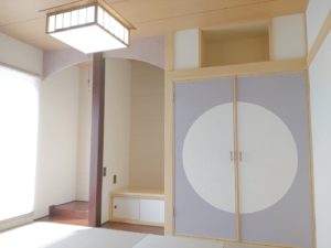 旭川のインテリアコーディネートはインテリアコーディネーター旭川の株式会社 彩暮にお任せください。店舗は旭川市4・5仲通りの道北振興さんの隣に、設計事務所とカーテンショールームを併設しています。カーテン工事、リフォーム、新築、イノベーション、工務店さんから一般のお客さま承ります。インテリアコーディネーター彩暮はカーテンプランから家具、リフォーム新築に対応いたします。住まいのお悩みはお気軽にご相談ください。