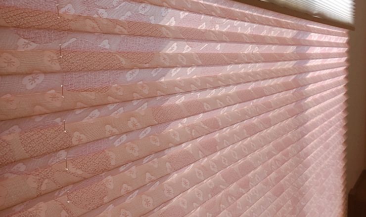 旭川のインテリアコーディネートはインテリアコーディネーター旭川の株式会社 彩暮にお任せください。店舗は旭川市4・5仲通りの道北振興さんの隣に、設計事務所とカーテンショールームを併設しています。カーテン工事、リフォーム、新築、イノベーション、工務店さんから一般のお客さま承ります。インテリアコーディネーター彩暮はカーテンプランから家具、リフォーム新築に対応いたします。住まいのお悩みはお気軽にご相談ください。