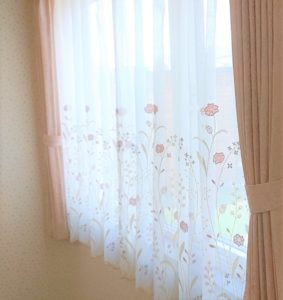 旭川のインテリアコーディネートはインテリアコーディネーター旭川の株式会社 彩暮にお任せください。店舗は旭川市4・5仲通りの道北振興さんの隣に、設計事務所とカーテンショールームを併設しています。カーテン工事、リフォーム、新築、イノベーション、工務店さんから一般のお客さま承ります。インテリアコーディネーター彩暮はカーテンプランから家具、リフォーム新築に対応いたします。住まいのお悩みはお気軽にご相談ください。