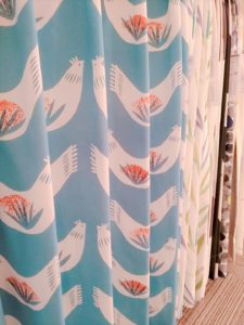 旭川のインテリアコーディネートはインテリアコーディネーター旭川の株式会社 彩暮にお任せください。店舗は旭川市4・5仲通りの道北振興さんの隣に、設計事務所とカーテンショールームを併設しています。カーテン工事、リフォーム、新築、イノベーション、工務店さんから一般のお客さま承ります。インテリアコーディネーター彩暮はカーテンプランから家具、リフォーム新築に対応いたします。住まいのお悩みはお気軽にご相談ください。