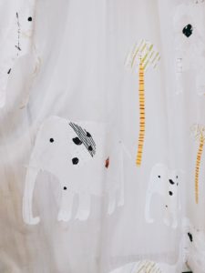 旭川のインテリアコーディネートはインテリアコーディネーター旭川の株式会社 彩暮にお任せください。店舗は旭川市4・5仲通りの道北振興さんの隣に、設計事務所とカーテンショールームを併設しています。カーテン工事、リフォーム、新築、イノベーション、工務店さんから一般のお客さま承ります。インテリアコーディネーター彩暮はカーテンプランから家具、リフォーム新築に対応いたします。住まいのお悩みはお気軽にご相談ください。