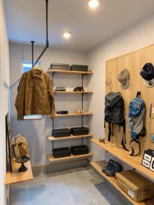 旭川のインテリアコーディネートはインテリアコーディネーター旭川の株式会社 彩暮にお任せください。店舗は旭川市4・5仲通りの道北振興さんの隣に、設計事務所とカーテンショールームを併設しています。カーテン工事、リフォーム、新築、イノベーション、工務店さんから一般のお客さま承ります。インテリアコーディネーター彩暮はカーテンプランから家具、リフォーム新築に対応いたします。住まいのお悩みはお気軽にご相談ください。