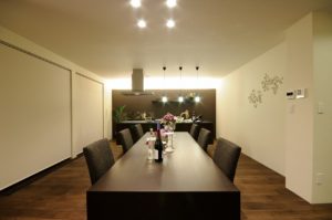 旭川のインテリアコーディネートはインテリアコーディネーター旭川の株式会社 彩暮にお任せください。店舗は旭川市4・5仲通りの道北振興さんの隣に、設計事務所とカーテンショールームを併設しています。カーテン工事、リフォーム、新築、イノベーション、工務店さんから一般のお客さま承ります。インテリアコーディネーター彩暮はカーテンプランから家具、リフォーム新築に対応いたします。住まいのお悩みはお気軽にご相談ください。