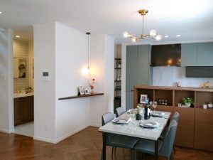 旭川のインテリアコーディネートはインテリアコーディネーター旭川の株式会社 彩暮にお任せください。店舗は旭川市4・5仲通りの道北振興さんの隣に、設計事務所とカーテンショールームを併設しています。カーテン工事、リフォーム、新築、イノベーション、工務店さんから一般のお客さま承ります。インテリアコーディネーター彩暮はカーテンプランから家具、リフォーム新築に対応いたします。住まいのお悩みはお気軽にご相談ください。