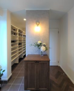 旭川のインテリアコーディネートはインテリアコーディネーター旭川の株式会社 彩暮にお任せください。店舗は旭川市4・5仲通りの道北振興さんの隣に、設計事務所とカーテンショールームを併設しています。カーテン工事、リフォーム、新築、イノベーション、工務店さんから一般のお客さま承ります。インテリアコーディネーター彩暮はカーテンプランから家具、リフォーム新築に対応いたします。住まいのお悩みはお気軽にご相談ください。