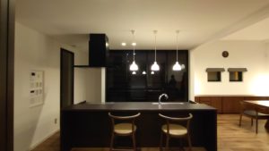 旭川のインテリアコーディネートはインテリアコーディネーター旭川の株式会社 彩暮にお任せください。店舗は旭川市4・5仲通りの道北振興さんの隣に、設計事務所とカーテンショールームを併設しています。カーテン工事、リフォーム、新築、イノベーション、工務店さんから一般のお客さま承ります。インテリアコーディネーター彩暮はカーテンプランから家具、リフォーム新築に対応いたします。住まいのお悩みはお気軽にご相談ください。