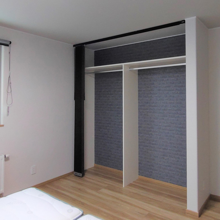 4クローゼット扉ではなく縦型ブラインドで