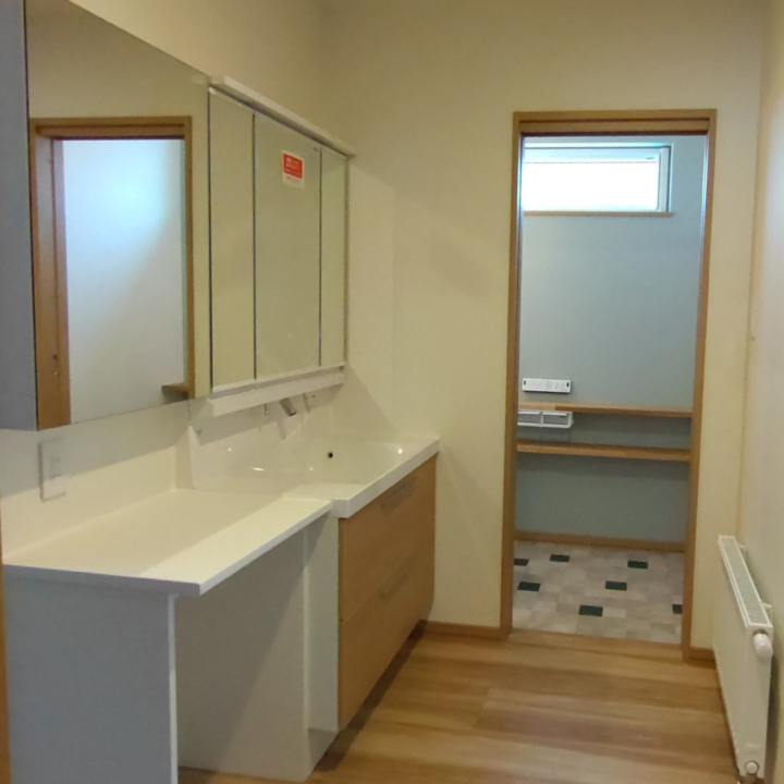 3洗面台の横にカウンターとミラーをプラス