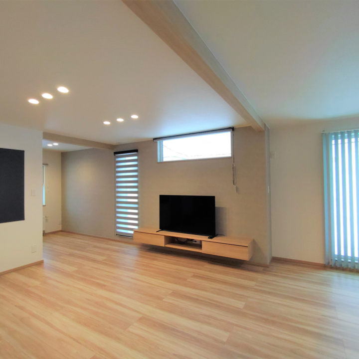 2左は調光ロールスクリーン、右は縦型ブラインドのコーディネート