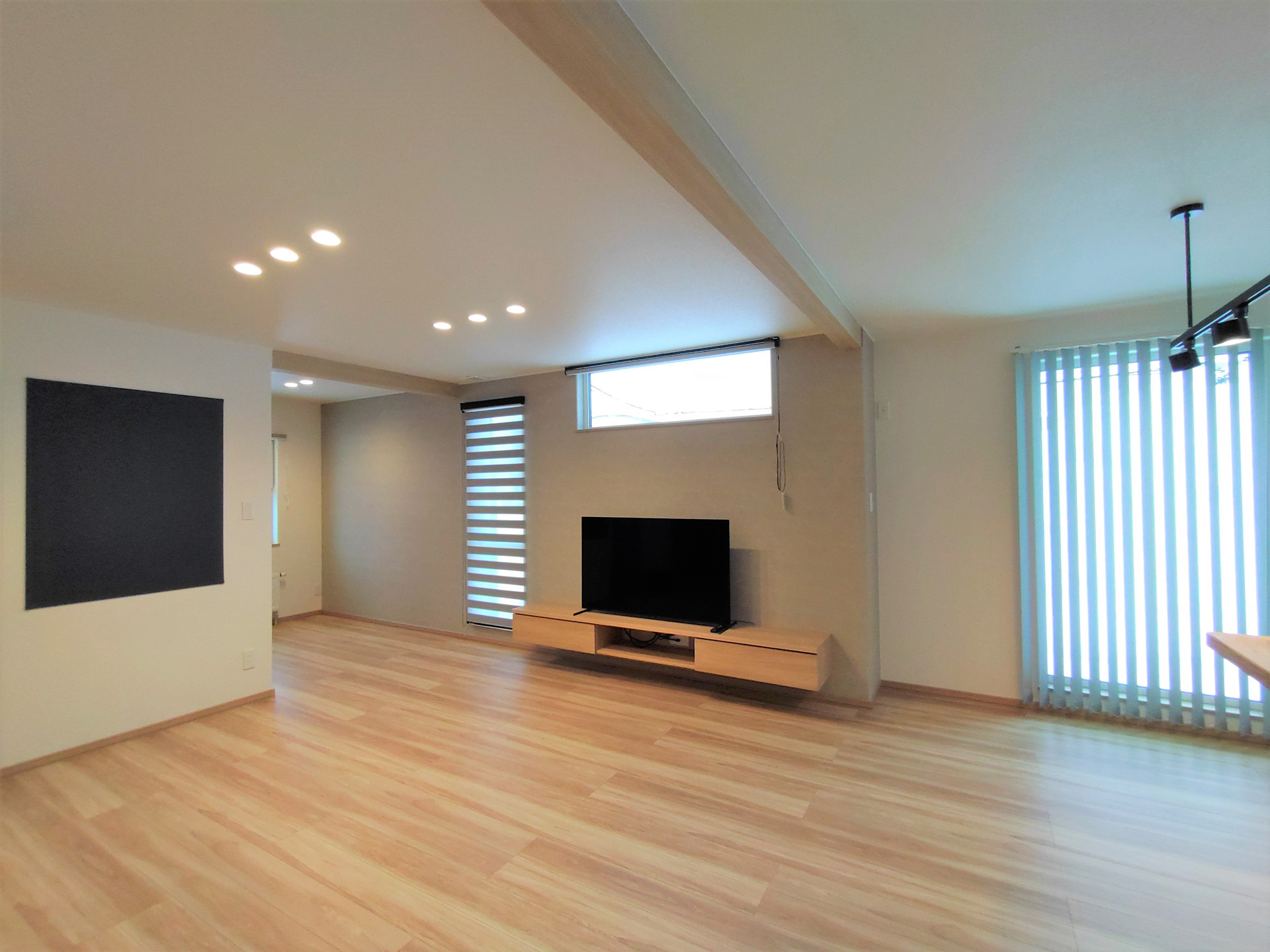 旭川のインテリアコーディネートはインテリアコーディネーター旭川の株式会社 彩暮にお任せください。店舗は旭川市4・5仲通りの道北振興さんの隣に、設計事務所とカーテンショールームを併設しています。カーテン工事、リフォーム、新築、イノベーション、工務店さんから一般のお客さま承ります。インテリアコーディネーター彩暮はカーテンプランから家具、リフォーム新築に対応いたします。住まいのお悩みはお気軽にご相談ください。