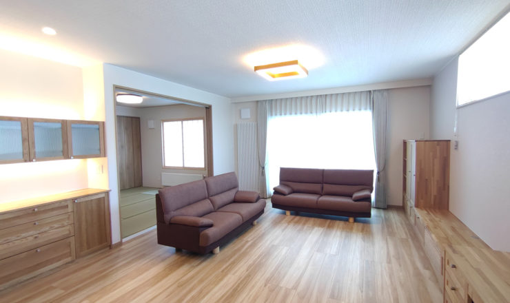 旭川のインテリアコーディネートはインテリアコーディネーター旭川の株式会社 彩暮にお任せください。店舗は旭川市4・5仲通りの道北振興さんの隣に、設計事務所とカーテンショールームを併設しています。カーテン工事、リフォーム、新築、イノベーション、工務店さんから一般のお客さま承ります。インテリアコーディネーター彩暮はカーテンプランから家具、リフォーム新築に対応いたします。住まいのお悩みはお気軽にご相談ください。