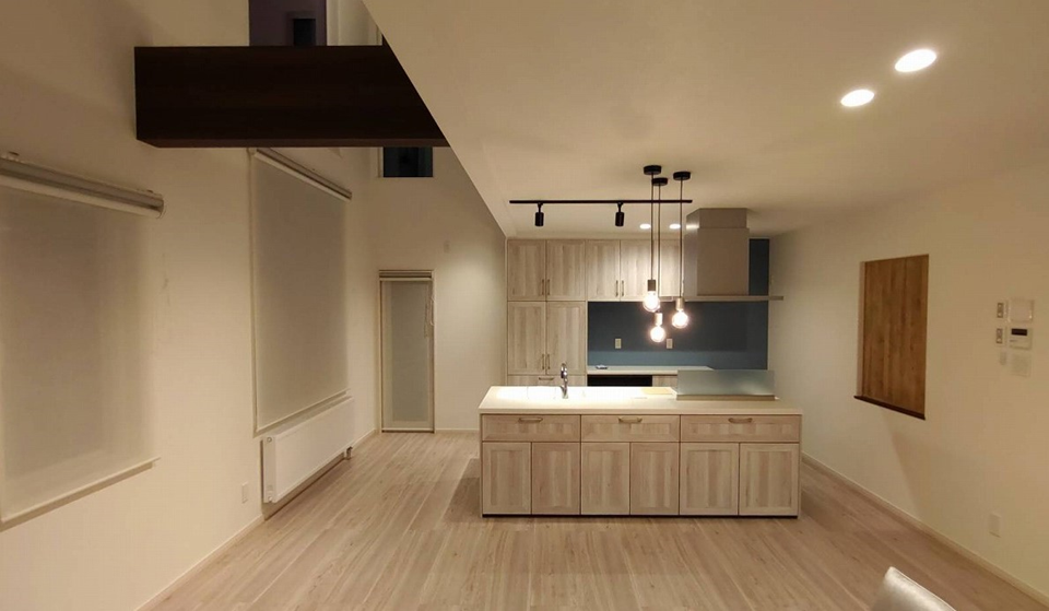 旭川のインテリアコーディネートはインテリアコーディネーター旭川の株式会社 彩暮にお任せください。店舗は旭川市4・5仲通りの道北振興さんの隣に、設計事務所とカーテンショールームを併設しています。カーテン工事、リフォーム、新築、イノベーション、工務店さんから一般のお客さま承ります。インテリアコーディネーター彩暮はカーテンプランから家具、リフォーム新築に対応いたします。住まいのお悩みはお気軽にご相談ください。