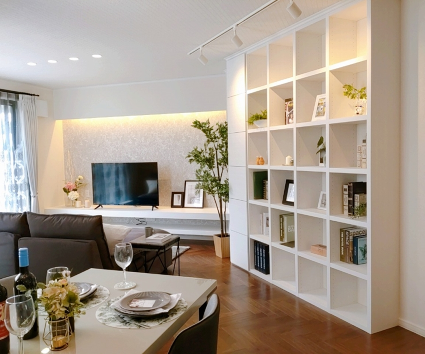 旭川のインテリアコーディネートはインテリアコーディネーター旭川の株式会社 彩暮にお任せください。店舗は旭川市4・5仲通りの道北振興さんの隣に、設計事務所とカーテンショールームを併設しています。カーテン工事、リフォーム、新築、イノベーション、工務店さんから一般のお客さま承ります。インテリアコーディネーター彩暮はカーテンプランから家具、リフォーム新築に対応いたします。住まいのお悩みはお気軽にご相談ください。