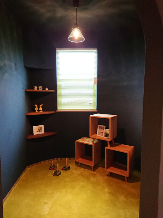 旭川のインテリアコーディネートはインテリアコーディネーター旭川の株式会社 彩暮にお任せください。店舗は旭川市4・5仲通りの道北振興さんの隣に、設計事務所とカーテンショールームを併設しています。カーテン工事、リフォーム、新築、イノベーション、工務店さんから一般のお客さま承ります。インテリアコーディネーター彩暮はカーテンプランから家具、リフォーム新築に対応いたします。住まいのお悩みはお気軽にご相談ください。