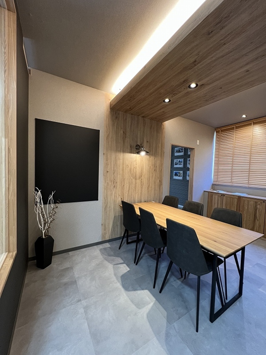 旭川のインテリアコーディネートはインテリアコーディネーター旭川の株式会社 彩暮にお任せください。店舗は旭川市4・5仲通りの道北振興さんの隣に、設計事務所とカーテンショールームを併設しています。カーテン工事、リフォーム、新築、イノベーション、工務店さんから一般のお客さま承ります。インテリアコーディネーター彩暮はカーテンプランから家具、リフォーム新築に対応いたします。住まいのお悩みはお気軽にご相談ください。