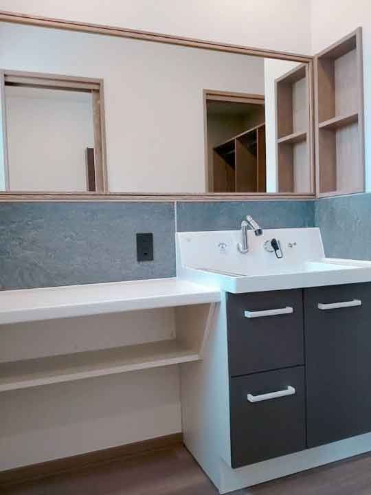 旭川のインテリアコーディネートはインテリアコーディネーター旭川の株式会社 彩暮にお任せください。店舗は旭川市4・5仲通りの道北振興さんの隣に、設計事務所とカーテンショールームを併設しています。カーテン工事、リフォーム、新築、イノベーション、工務店さんから一般のお客さま承ります。インテリアコーディネーター彩暮はカーテンプランから家具、リフォーム新築に対応いたします。住まいのお悩みはお気軽にご相談ください。