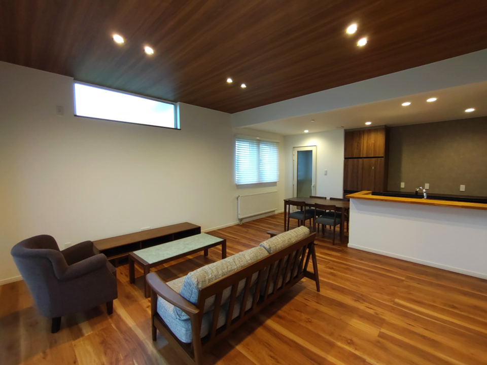 旭川のインテリアコーディネートはインテリアコーディネーター旭川の株式会社 彩暮にお任せください。店舗は旭川市4・5仲通りの道北振興さんの隣に、設計事務所とカーテンショールームを併設しています。カーテン工事、リフォーム、新築、イノベーション、工務店さんから一般のお客さま承ります。インテリアコーディネーター彩暮はカーテンプランから家具、リフォーム新築に対応いたします。住まいのお悩みはお気軽にご相談ください。