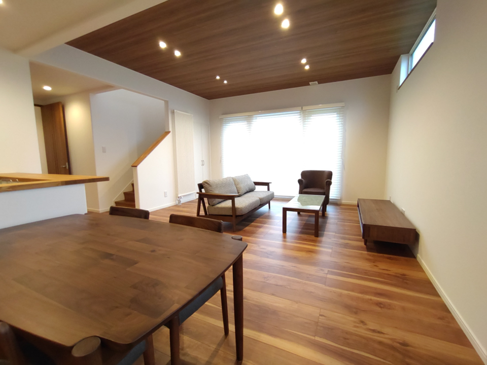 旭川のインテリアコーディネートはインテリアコーディネーター旭川の株式会社 彩暮にお任せください。店舗は旭川市4・5仲通りの道北振興さんの隣に、設計事務所とカーテンショールームを併設しています。カーテン工事、リフォーム、新築、イノベーション、工務店さんから一般のお客さま承ります。インテリアコーディネーター彩暮はカーテンプランから家具、リフォーム新築に対応いたします。住まいのお悩みはお気軽にご相談ください。