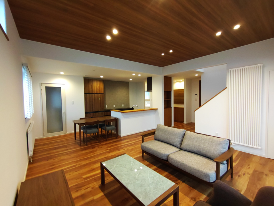 旭川のインテリアコーディネートはインテリアコーディネーター旭川の株式会社 彩暮にお任せください。店舗は旭川市4・5仲通りの道北振興さんの隣に、設計事務所とカーテンショールームを併設しています。カーテン工事、リフォーム、新築、イノベーション、工務店さんから一般のお客さま承ります。インテリアコーディネーター彩暮はカーテンプランから家具、リフォーム新築に対応いたします。住まいのお悩みはお気軽にご相談ください。